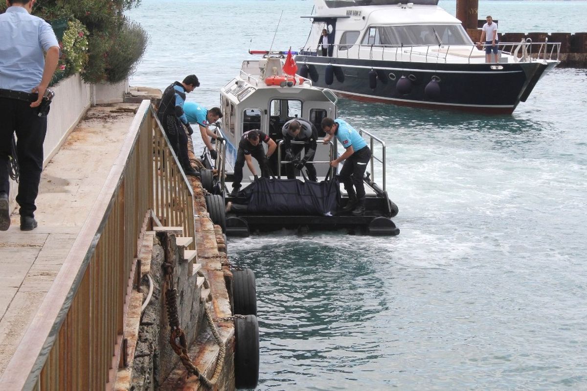Karaköy\'de Denizde Ceset Şoku