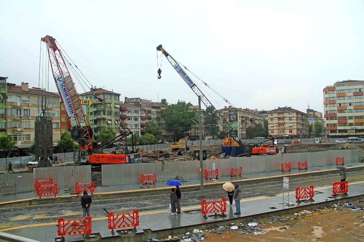 Kent Meydanı ve Katlı Otoparkın Zemin Çalışmaları Yapılıyor