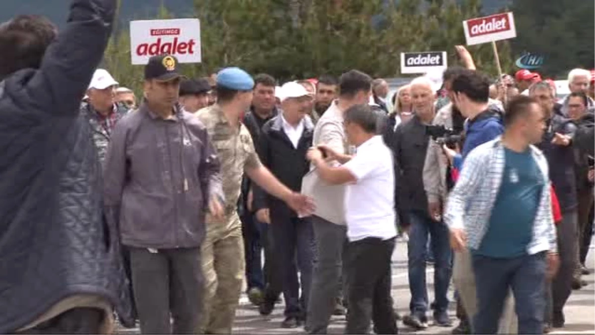 Kılıçdaroğlu ve Partililer Yürüyüşe Katılan Altan Öymen\'in Doğum Gününü Kutladı