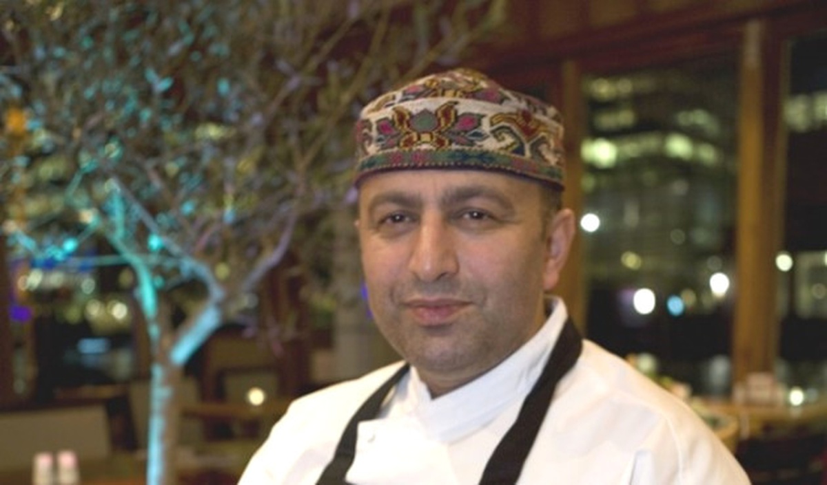 Kitaplarını Satarak Yol Parası Yaptı; Londra\'da Komiydi, Tas Zincirini Kurdu