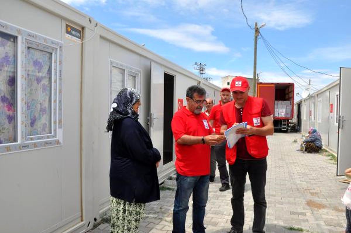 Kızılay\'dan Ayvacıklı Depremzedelere Kuru Gıda Yardımı