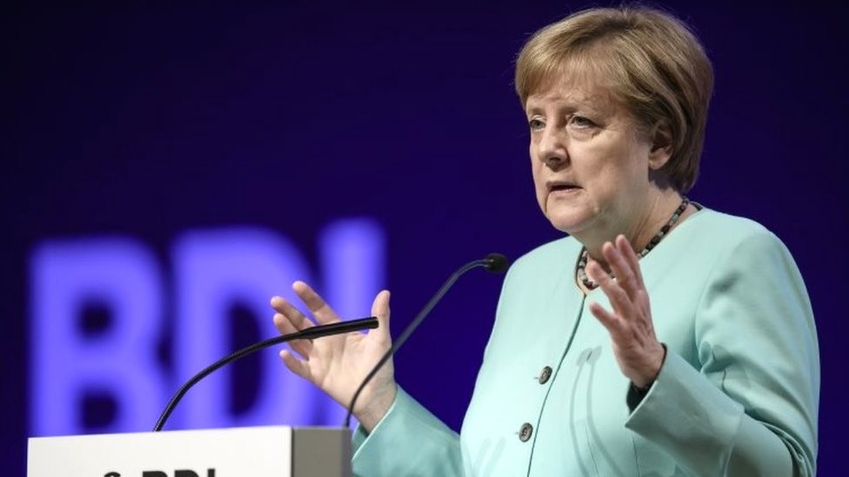 Merkel: Euro Bölgesi\'nin Ortak Maliye Bakanı Olabilir
