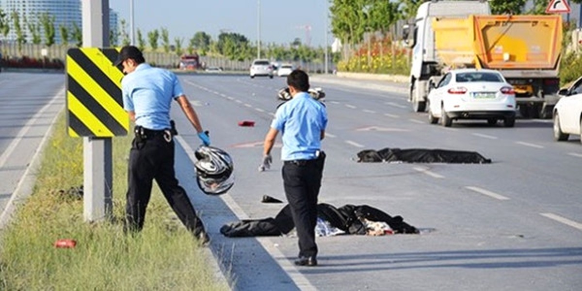Motosiklet Bariyerlere Çarptı: 2 Ölü