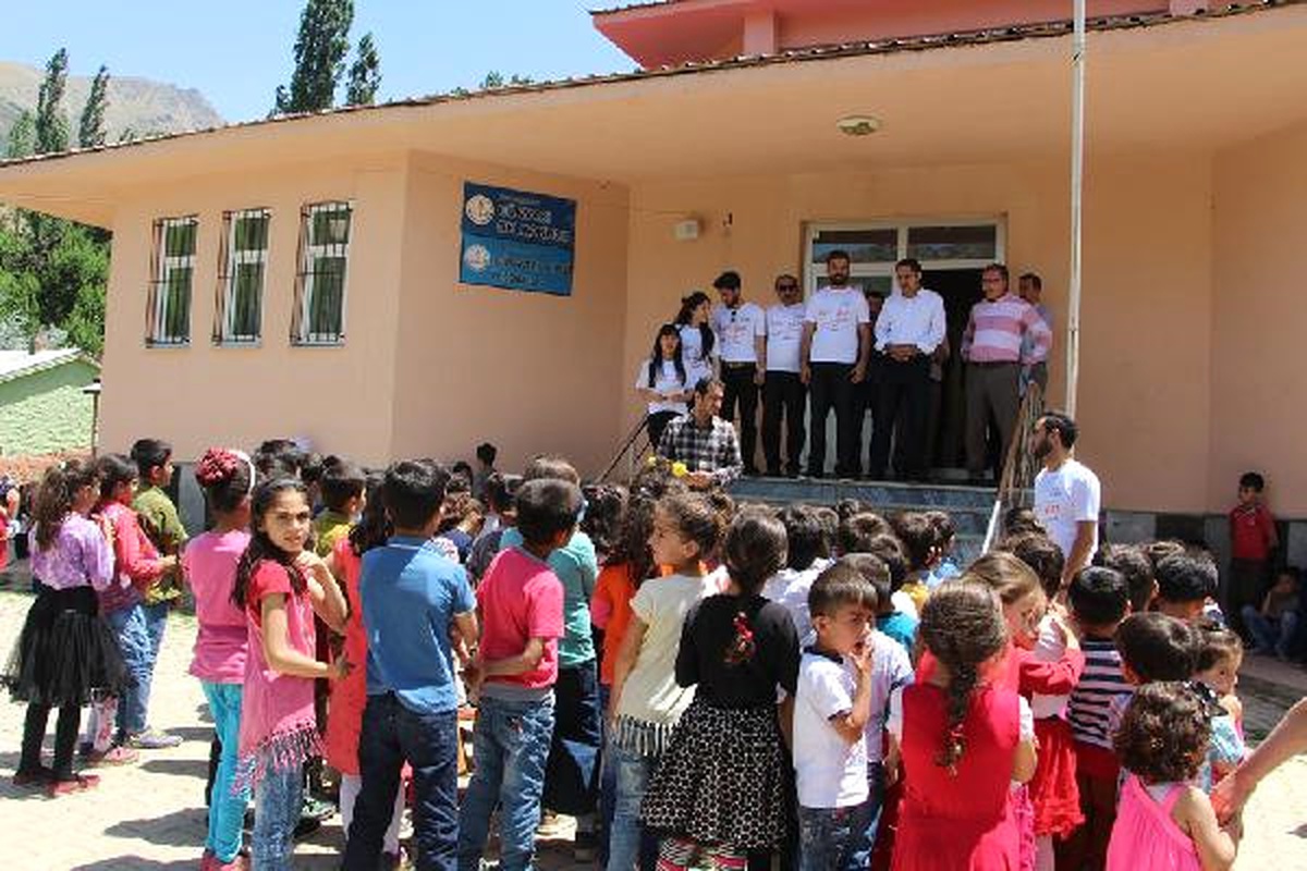 News Pdr Şemdinli\'de 150 Öğrenciye Bayramlık Hediye Etti