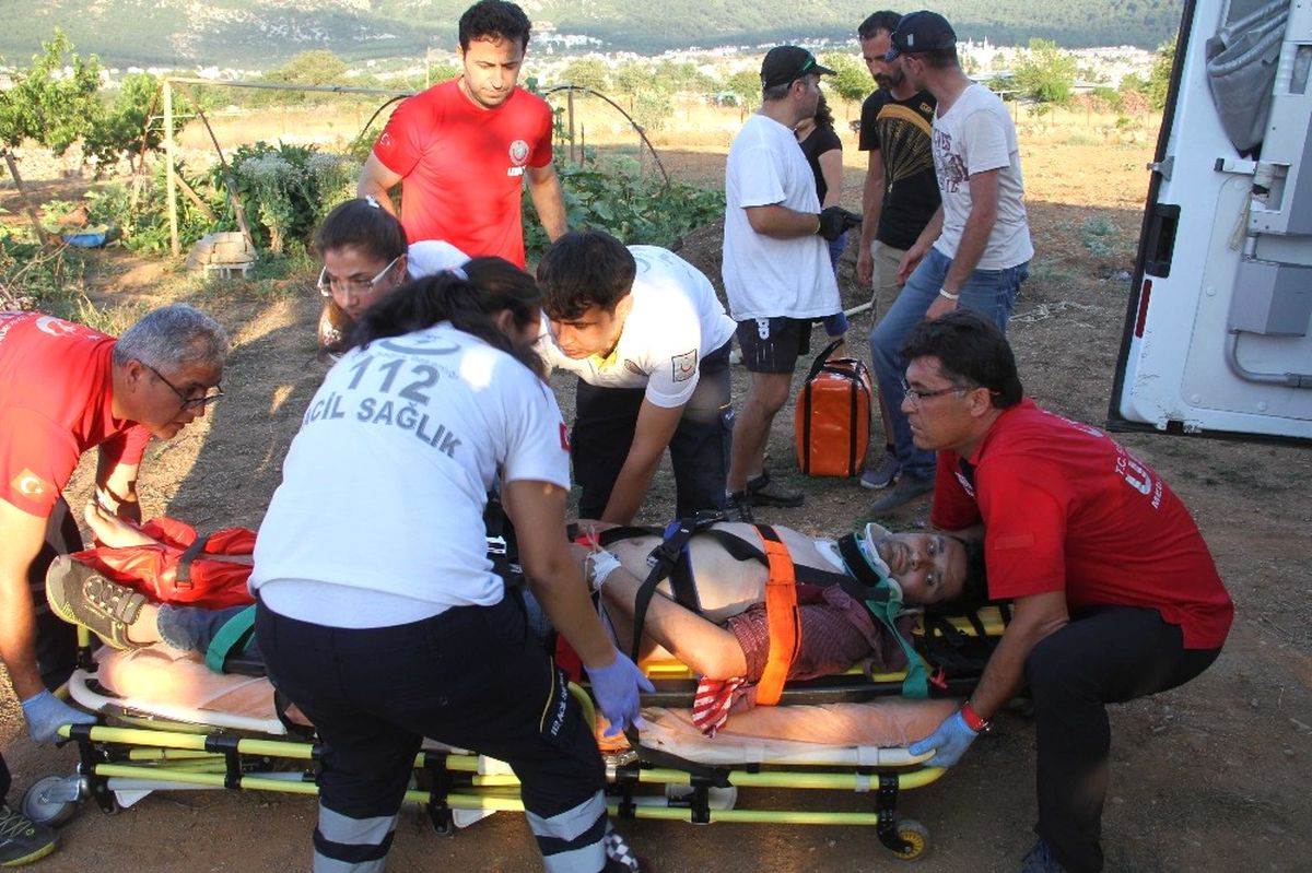 Ölüdeniz\'de Motorlu Yelken Kanat Düştü: 2 Yaralı