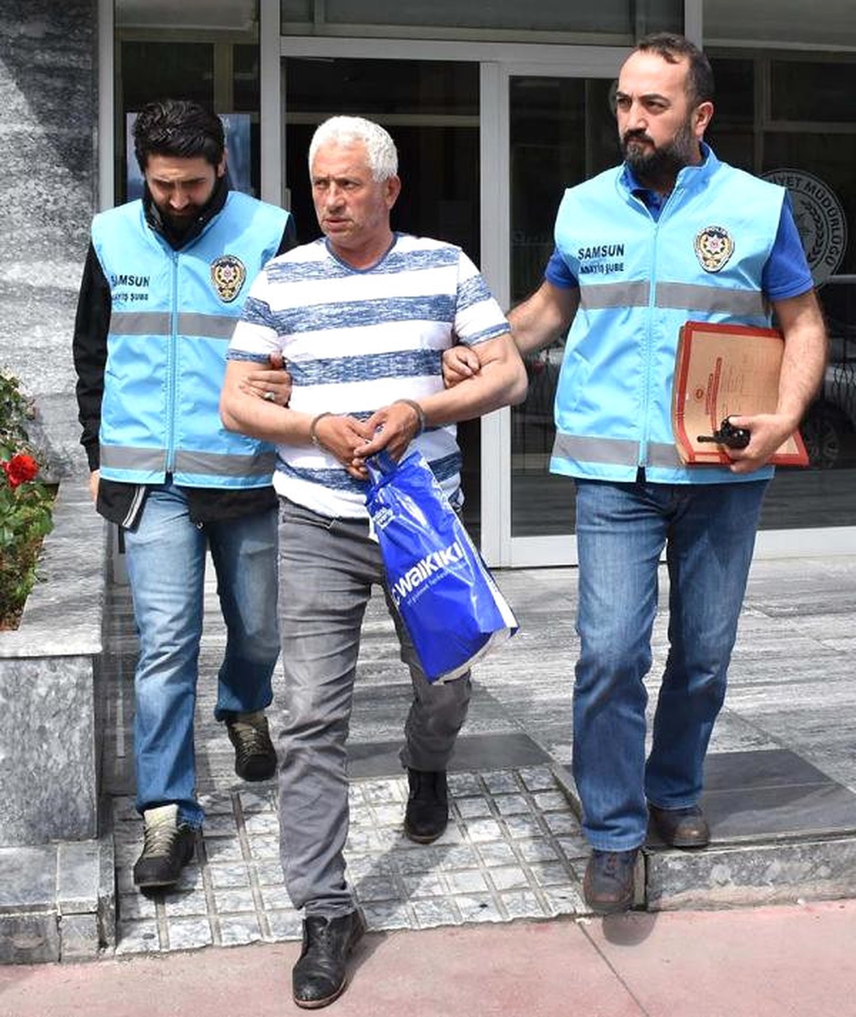 Otomobiline Çarpan Motosiklet Sürücüsünü Tabancayla Vurdu