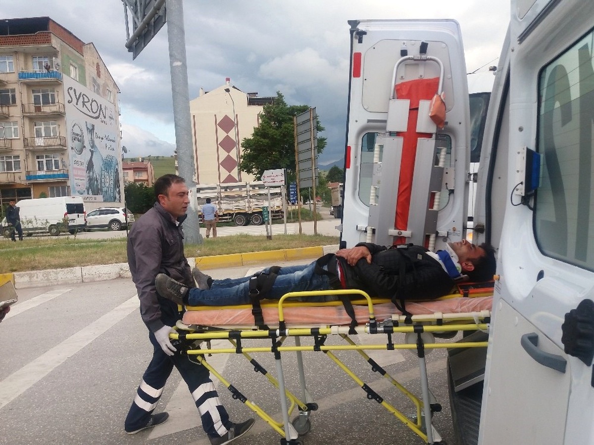 Otomobille Çarpışan Motosikletli Yaralandı