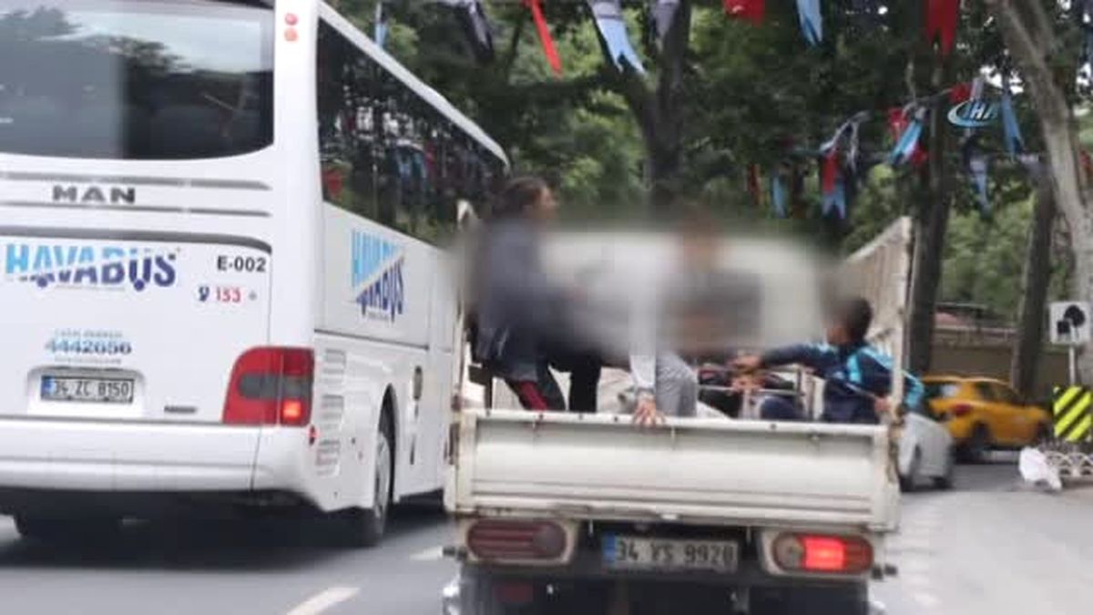 Görüntülendiklerini Anlayınca Ne Buldularsa Fırlattılar