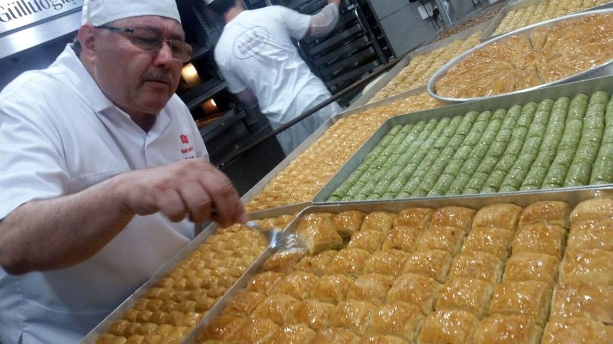 Ünlü Baklavacı Nadir Güllü\'den Ramazan Bayramına Özel Baklava Tarifi