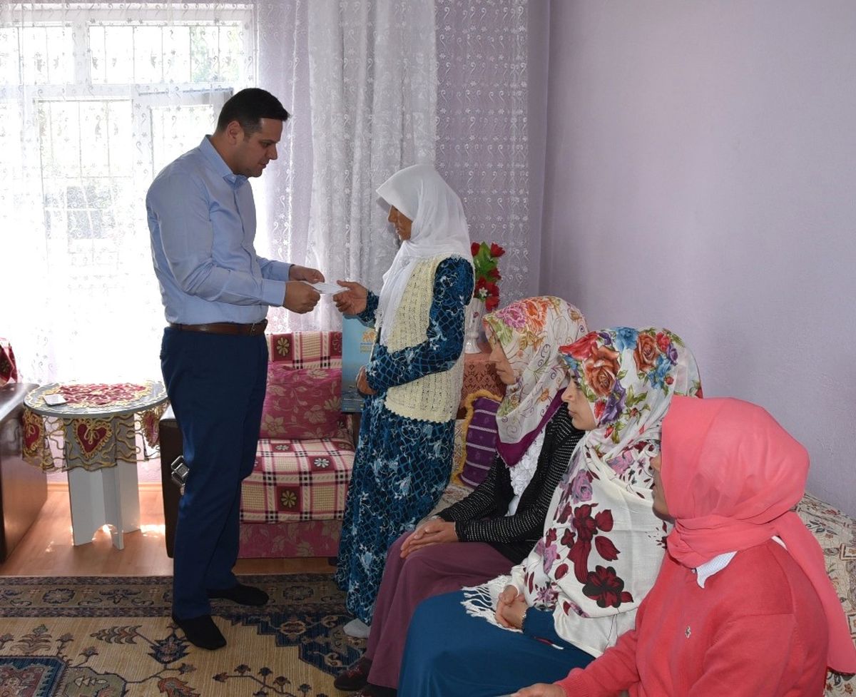 Öztürk\'ten 7 Çocuk Annesi Sıdıka\'ya Ziyaret