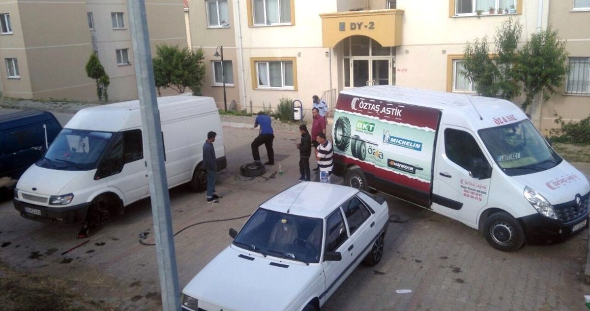 Panelvan Minibüsün Lastikleri Kesildi