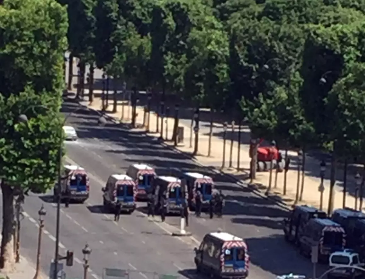 Paris\'te Arabasını Polis Aracının Üzerine Süren Şahıs Öldürüldü