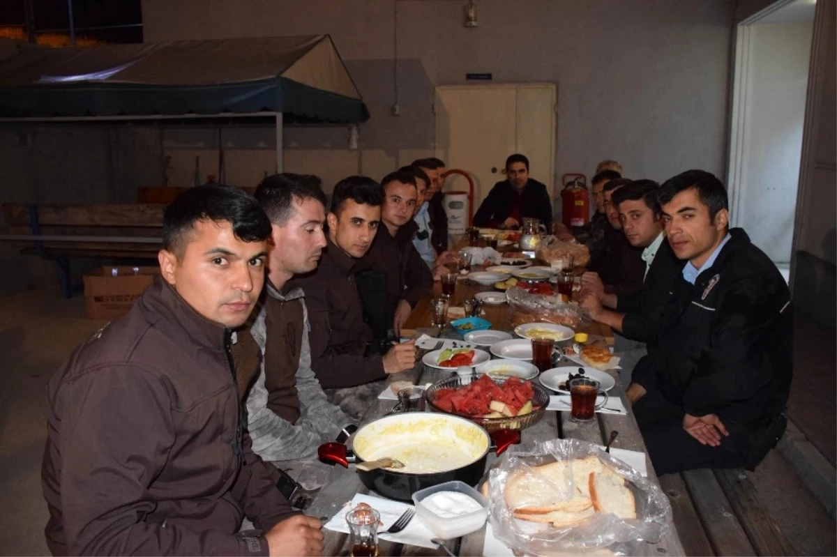 Reşadiye Kaymakamı Erdem Polislerle Sahur Yaptı