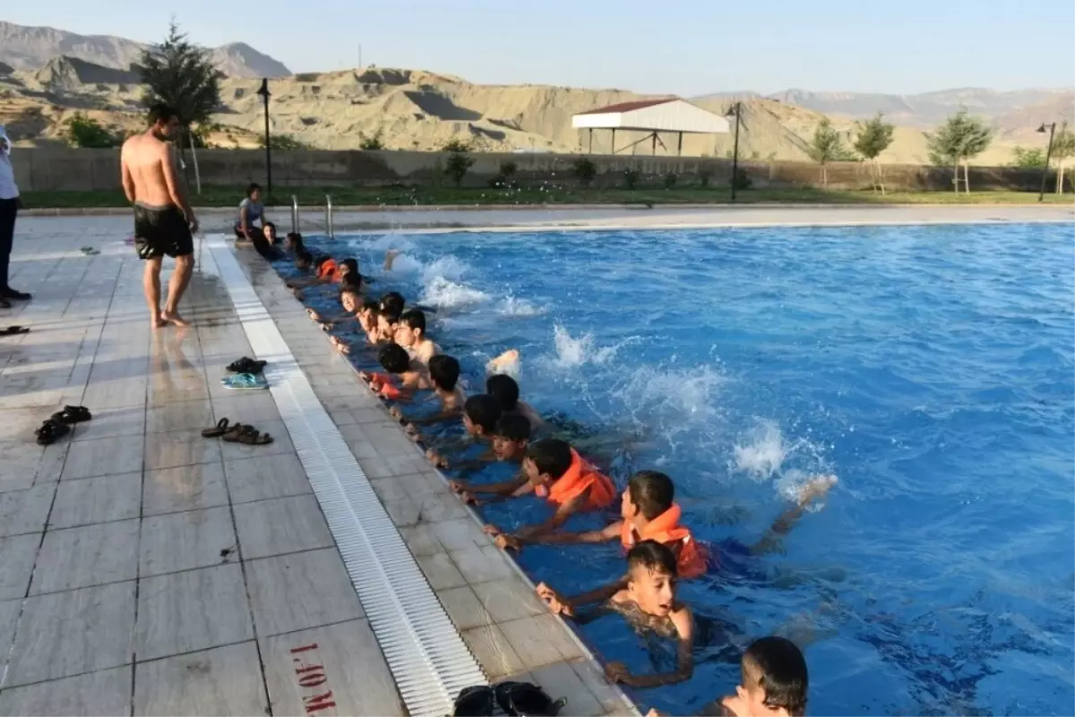 Terör Mağduru Çocuklar Yüzme Öğreniyor