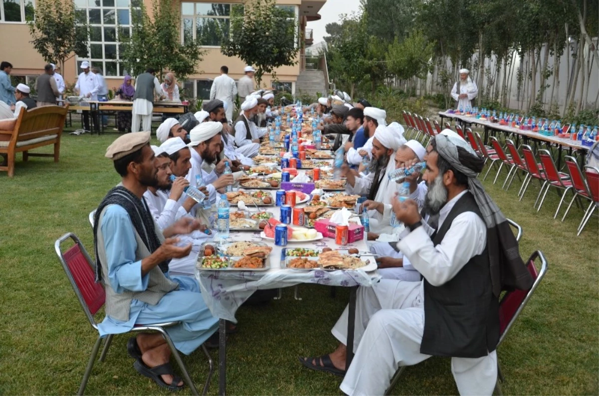 Tika Afganistan\'da Din Alimlerini Kardeşlik İftar Sofrasında Buluşturdu