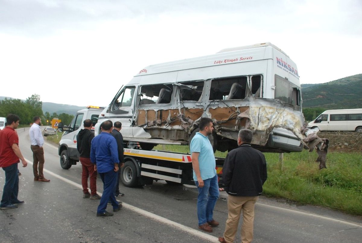 Tokat\'ta Yolcu Minibüsü Şarampole Devrildi: 9 Yaralı