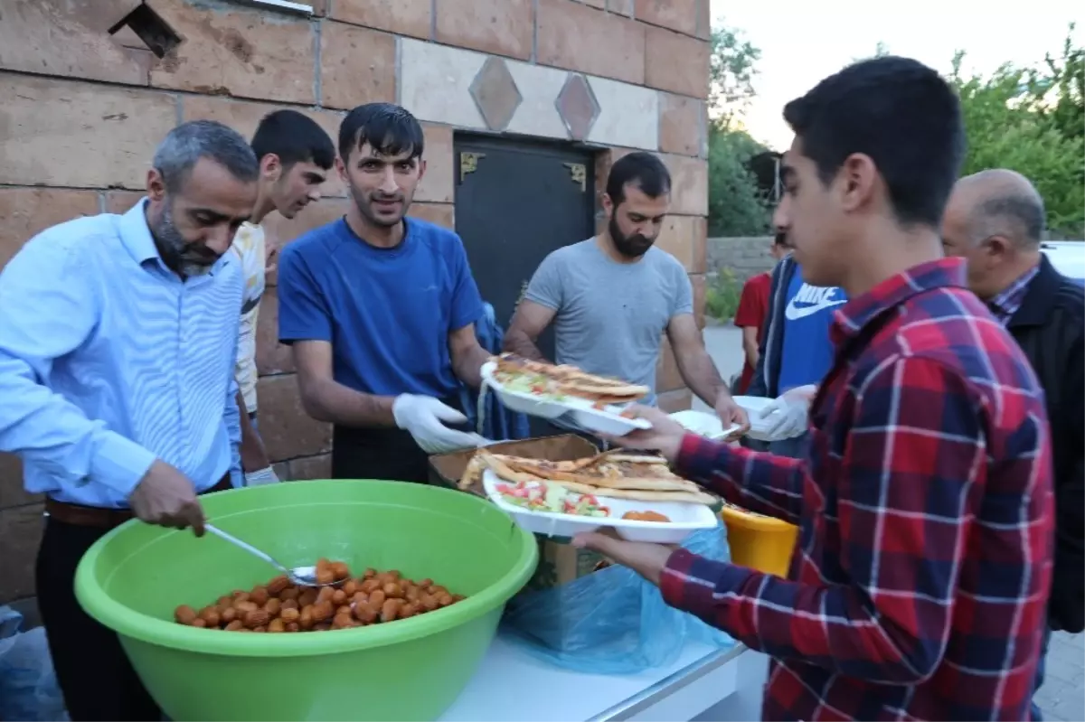 Varto Müftülüğünden Çocuklara İftar Yemeği