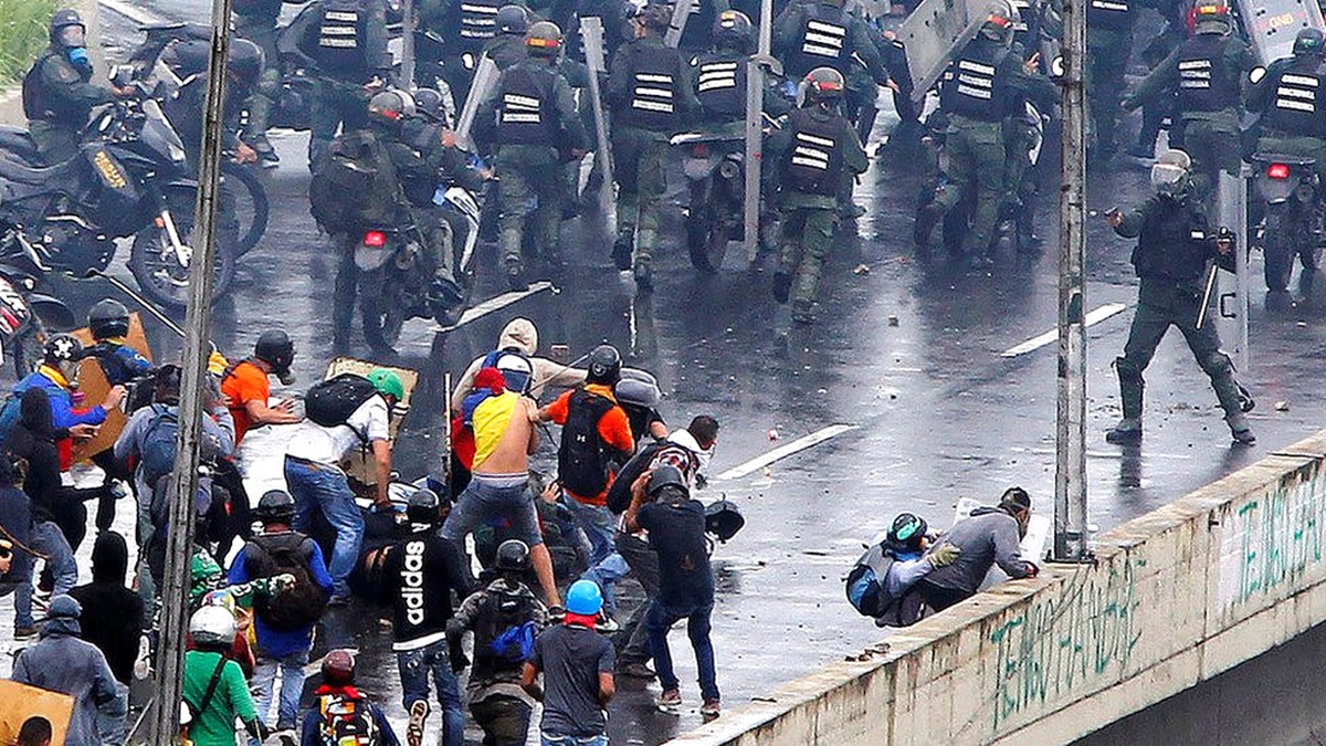 Venezuela\'da 17 Yaşındaki Gösterici Polis Tarafından Vurularak Öldürüldü