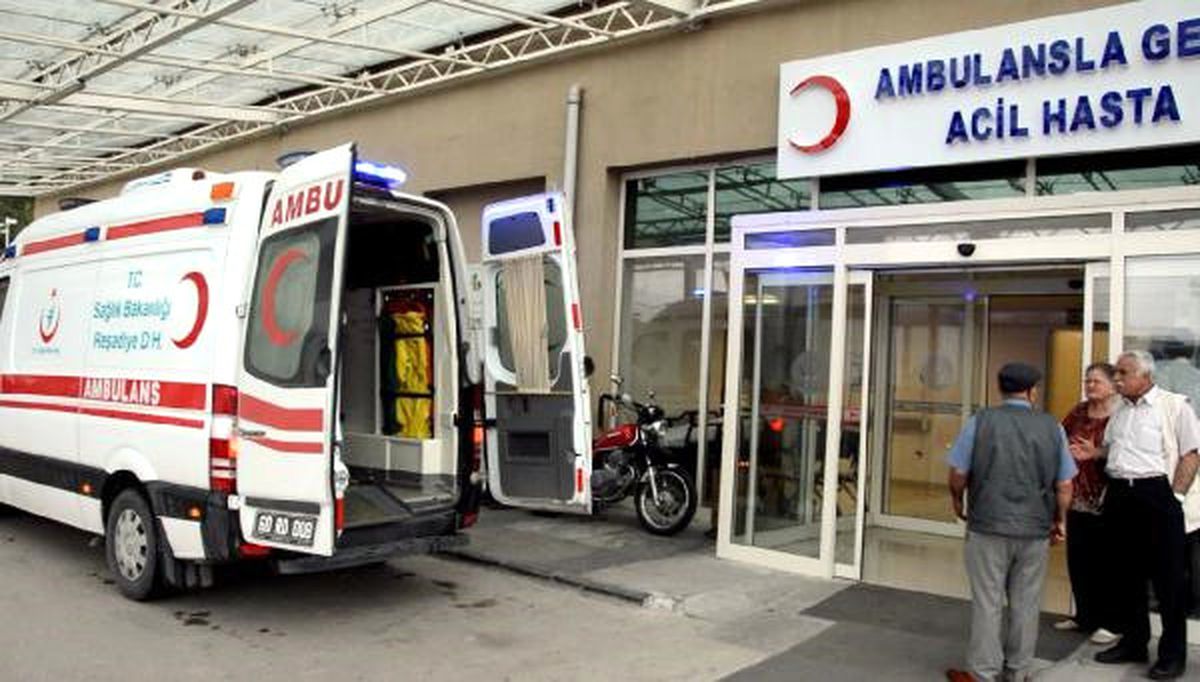 Yolcu Minibüsü ile Kamyonet Çarpıştı: 8 Yaralı