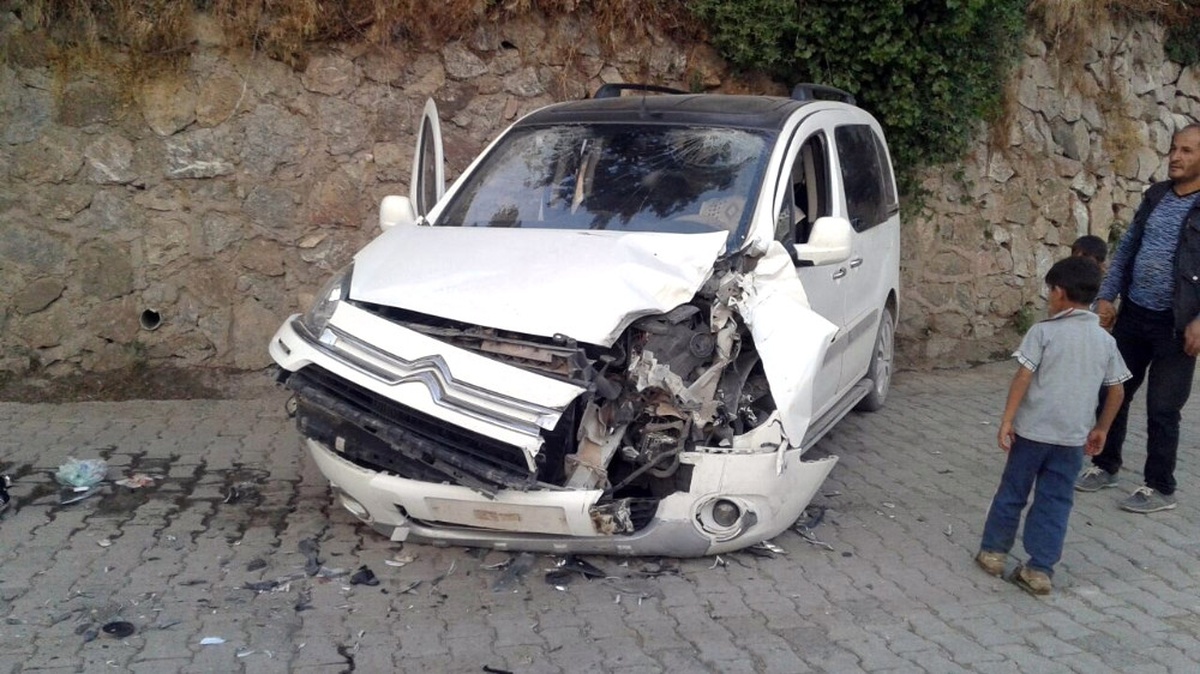 Zırhlı Araç Ile Otomobille Çarpıştı: 3 Yaralı