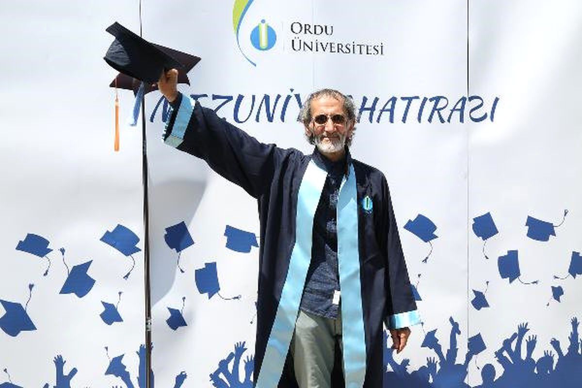 70 Yaşında Üniversiteyi Bitirdi