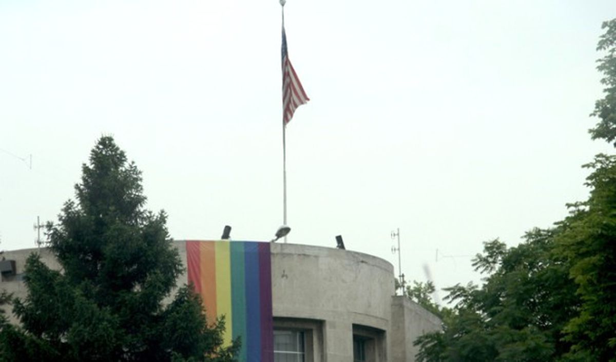 ABD Ankara Büyükelçiliğine Lgbt Bayrağı Asıldı