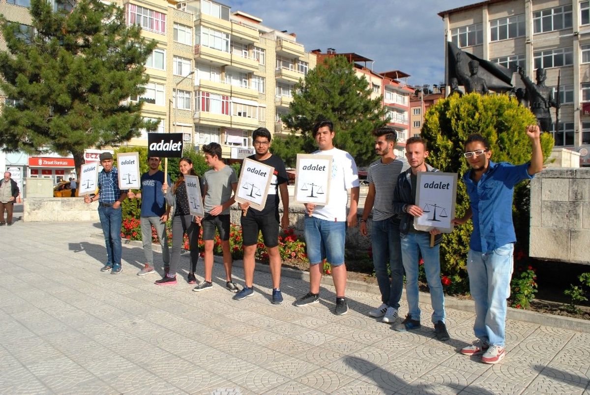 Adalet İçin 2 Dakika Hareketsiz Beklediler