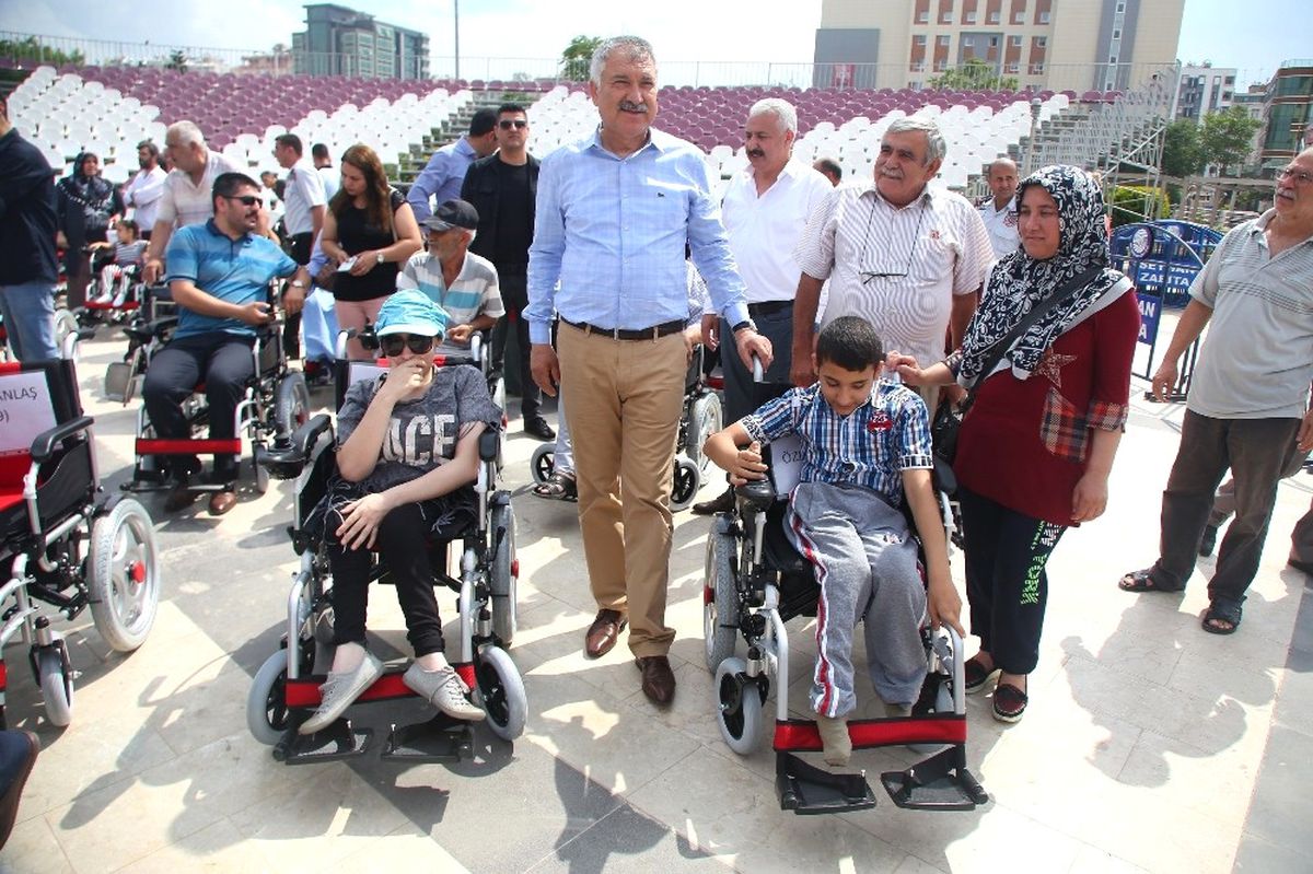 Adana\'da 120 Engelliye Akülü Tekerlekli Sandalye