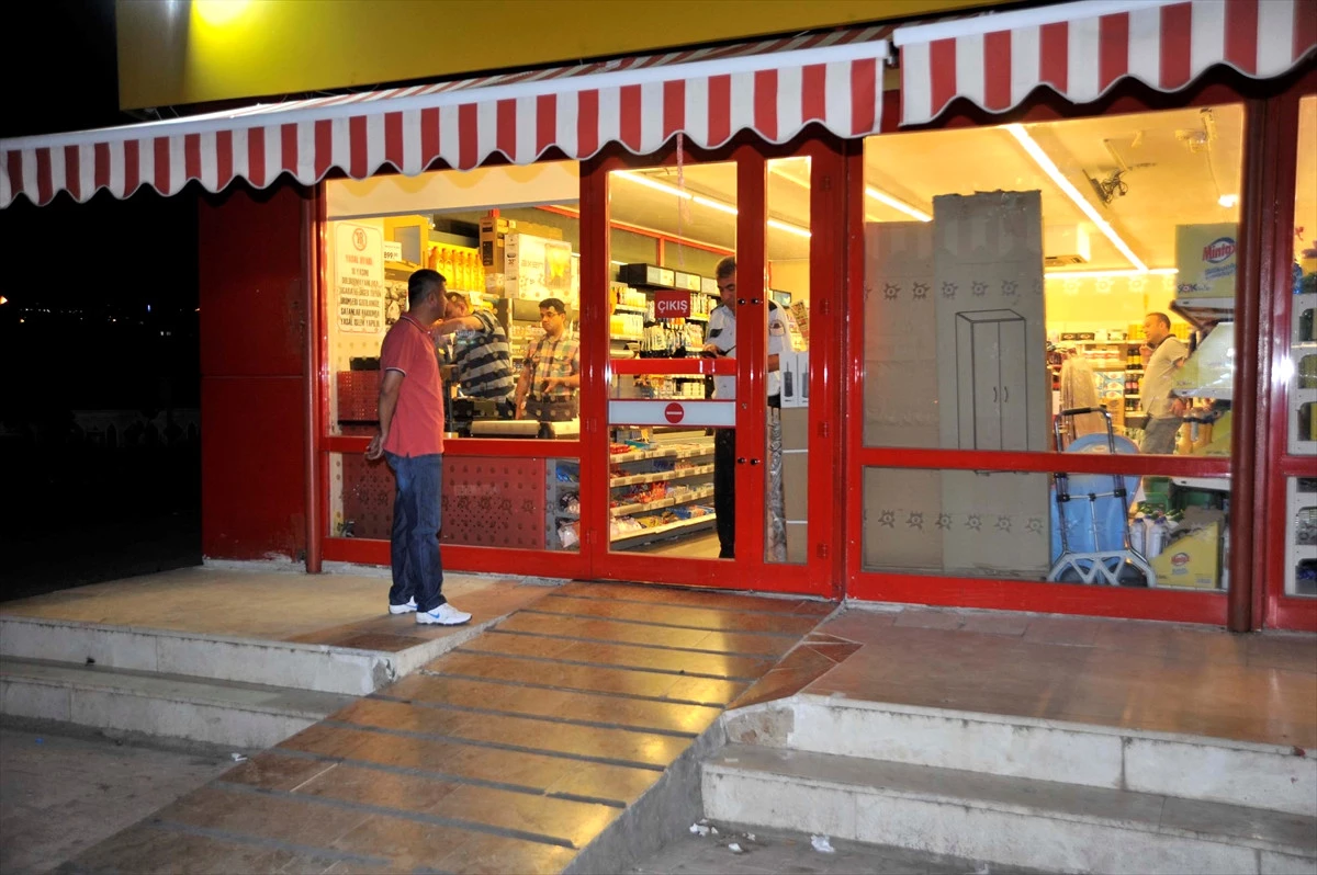 Antalya\'da Süpermarketten Bıçaklı Soygun