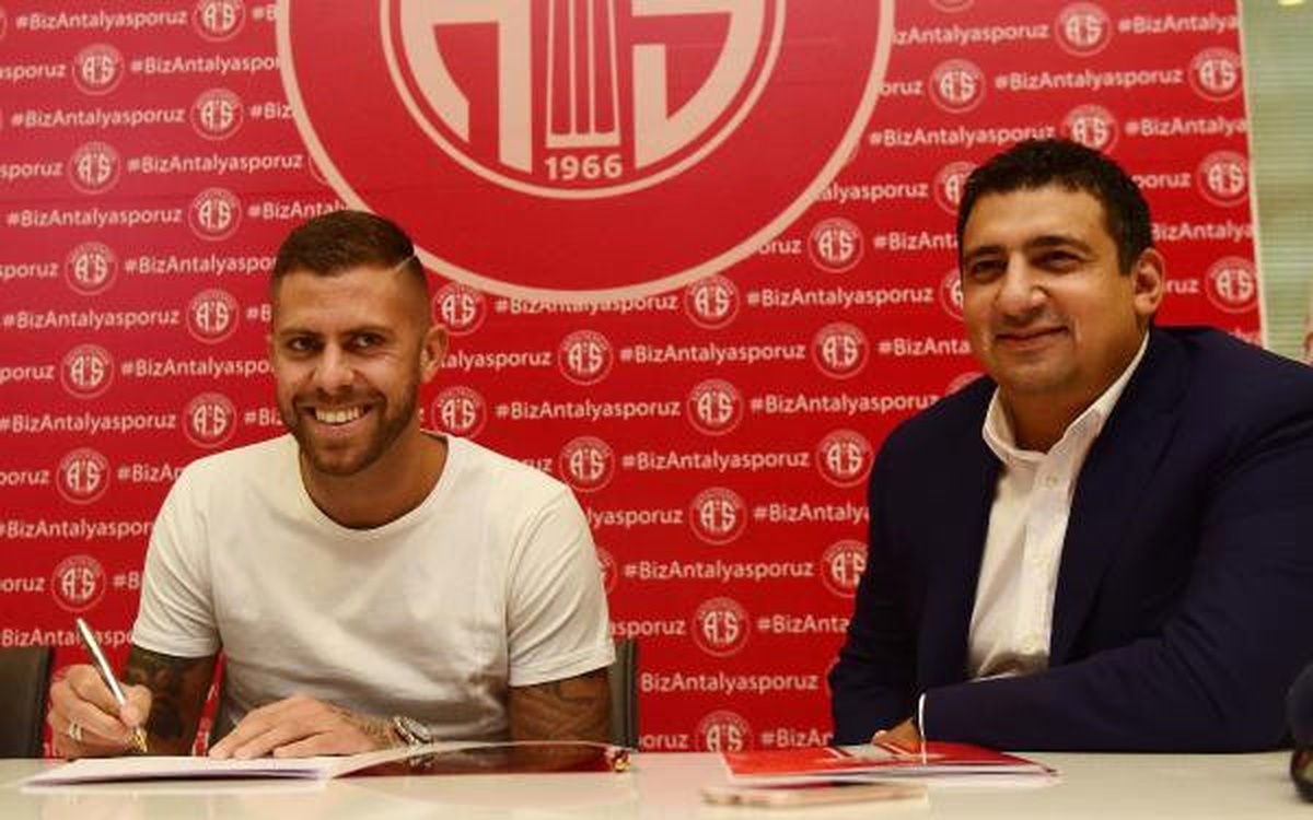 Antalyaspor Menez\'le 3 Yıllık Sözleşme İmzaladı
