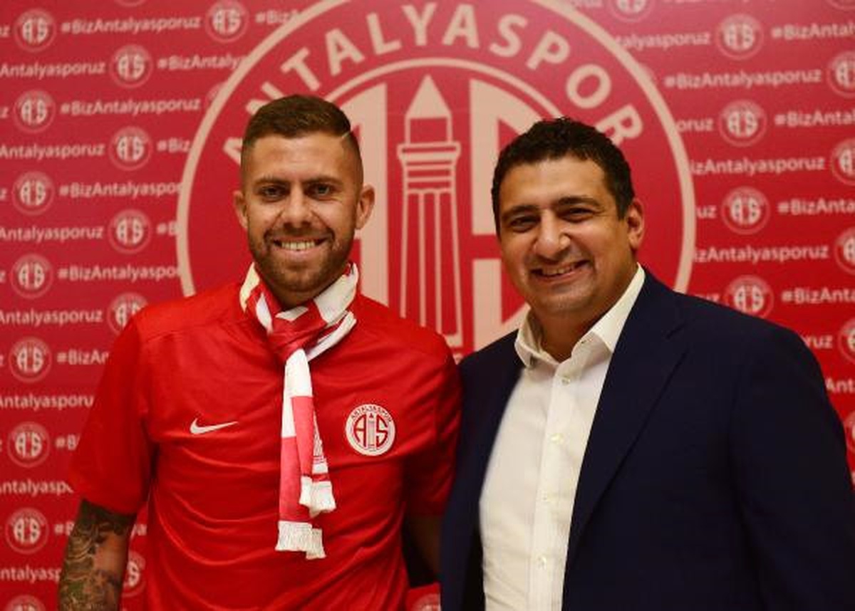 Antalyaspor Menez\'le 3 Yıllık Sözleşme İmzaladı
