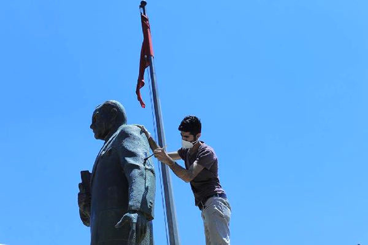 Atatürk Heykeli\'ne Müzeden Bakım