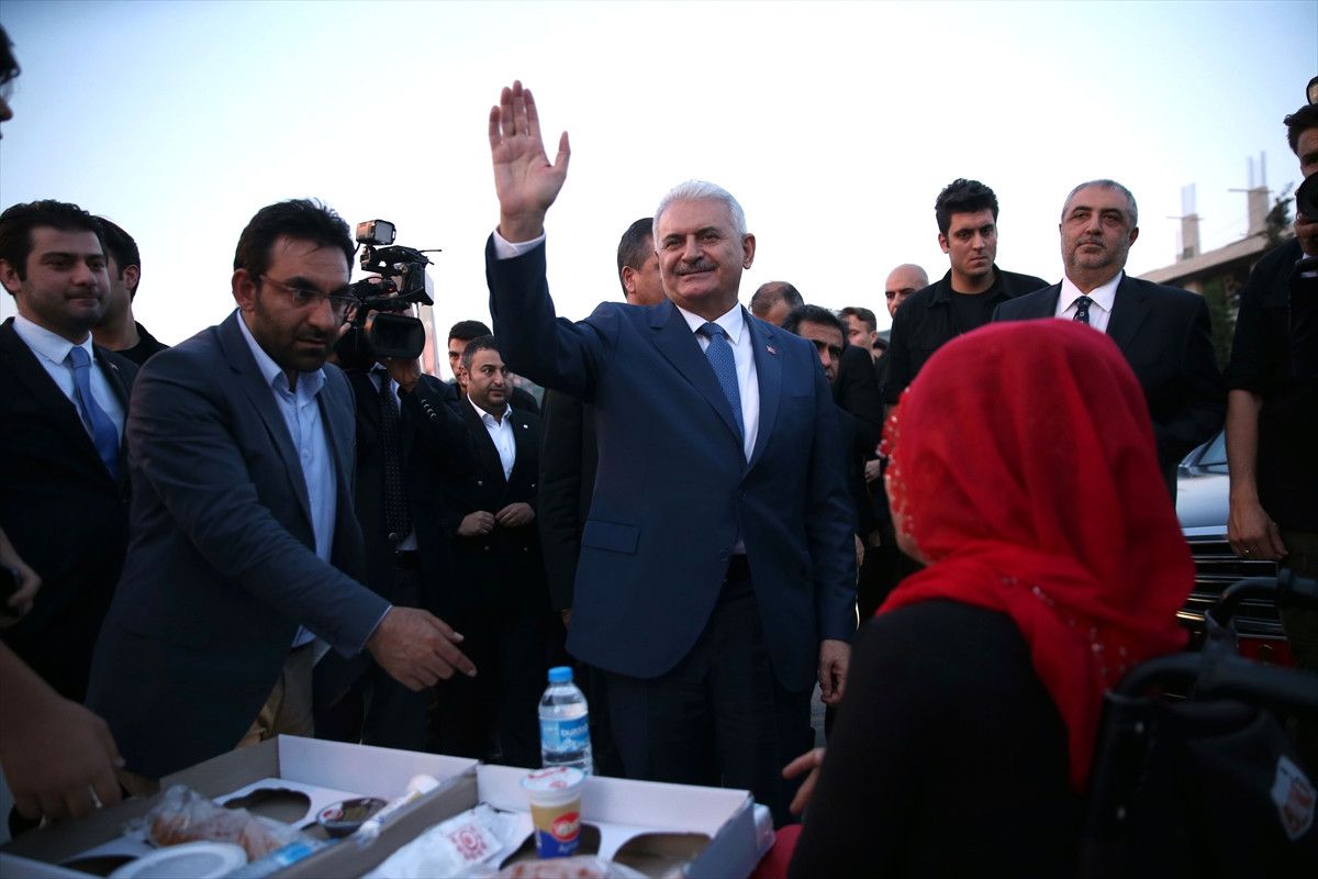 Başbakan Yıldırım, Gebze\'de Sokak İftarına Katıldı