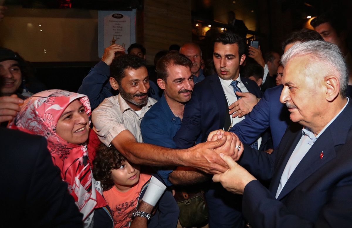 Başbakan Yıldırım, Dün Teravih Namazını İstanbul Ümraniye\'de Kıldı