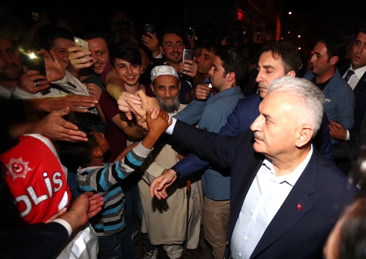 Başbakan Yıldırım, Teravih Namazı Sonrası Vatandaşlarla Sohbet Etti