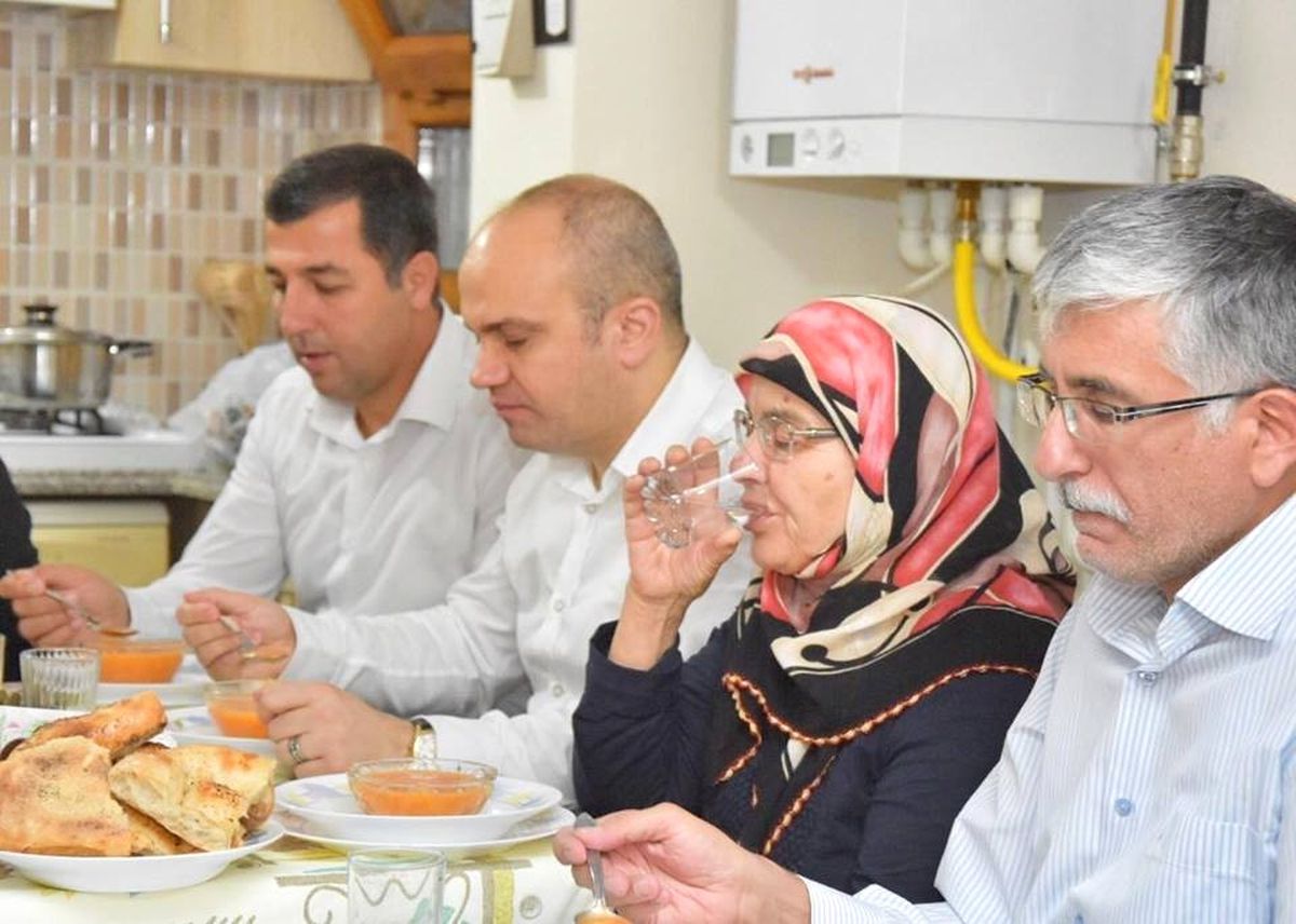 Başkan Mersinli İftarda Şehit Ailesine Konuk Oldu