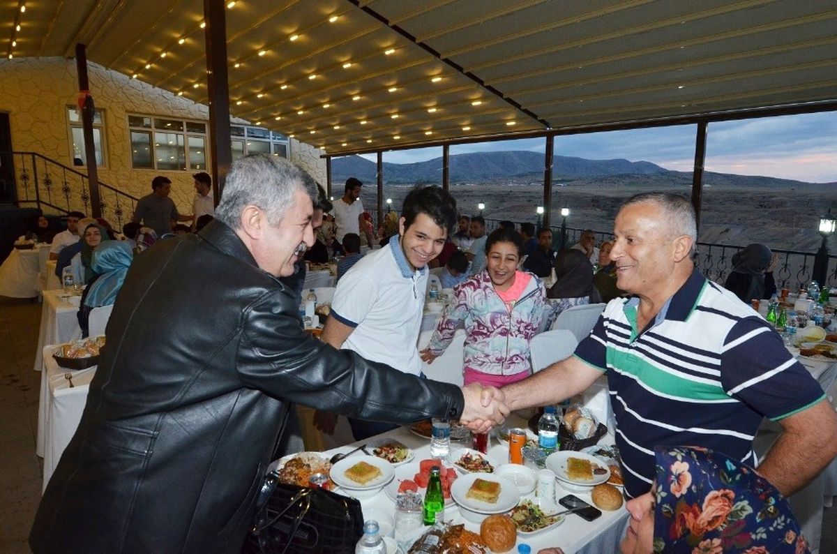 Başkan Polat, AK Parti İlçe Teşkilatı ile Meclis Üyelerini İftar Yemeğinde Ağırladı