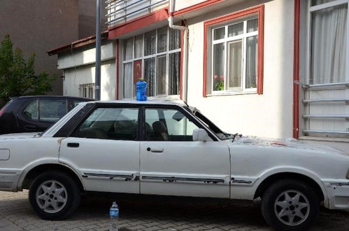Beşinci Kattan Otomobilin Üzerine Düşerek Yaralandı