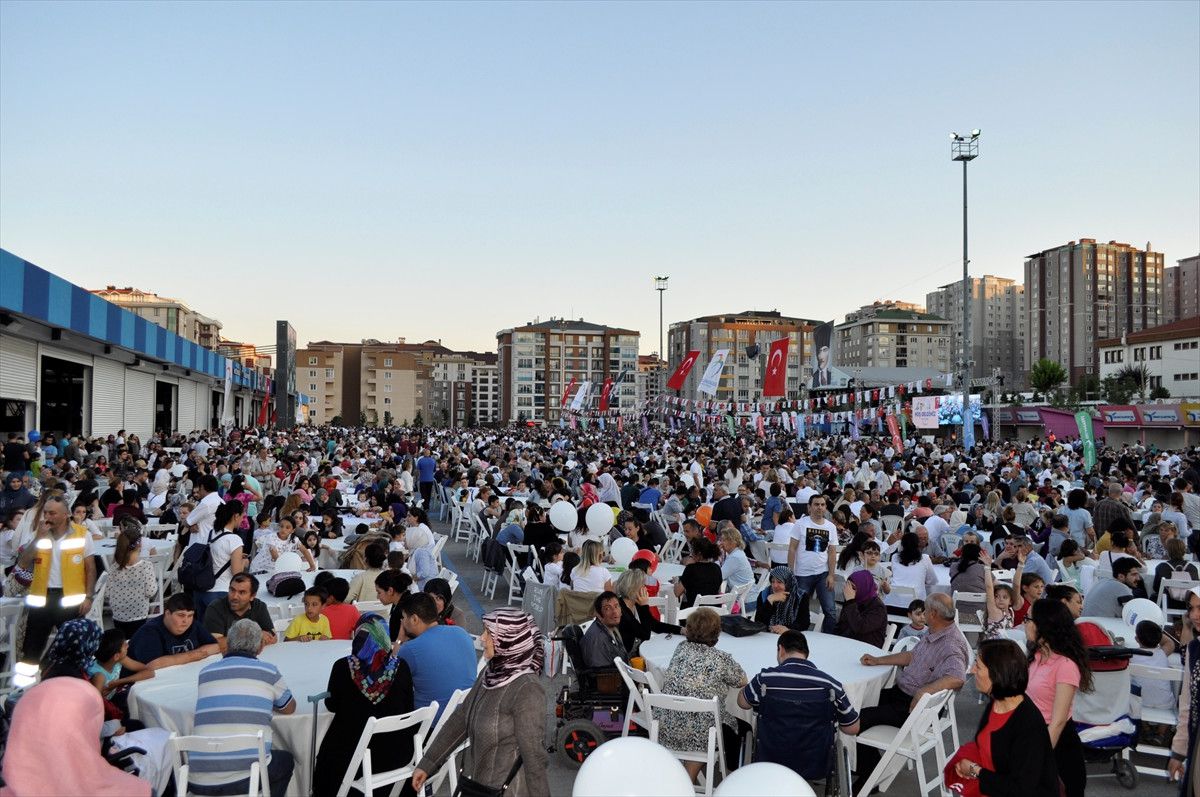 Beylikdüzü\'nde Vatandaşlar İftarda Buluştu