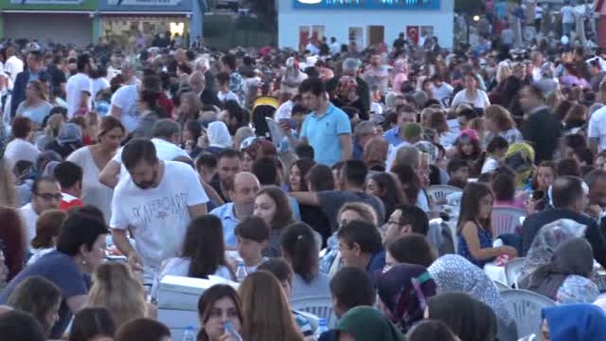 Beylikdüzü\'nde Yaklaşık 15 Bin Kişi Aynı Anda Orucunu Açtı