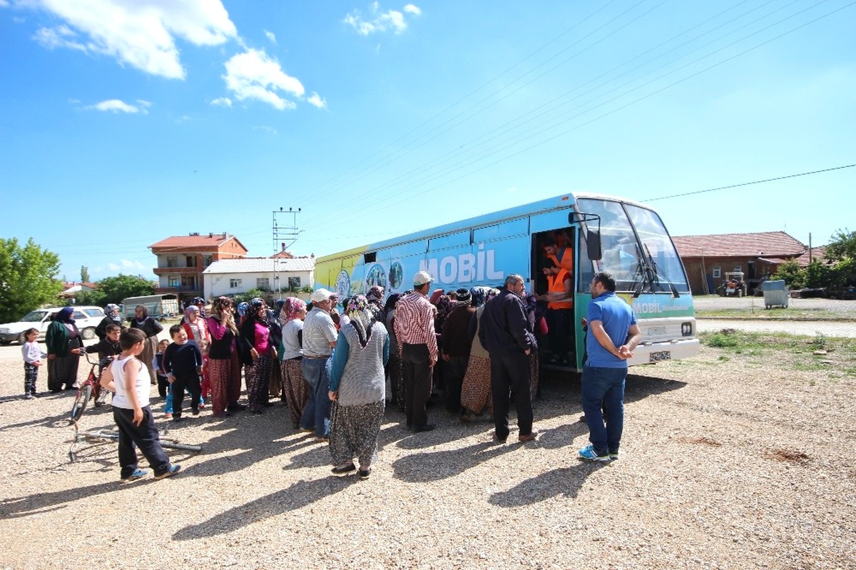 Beyşehir\'de Mobil Giyim Bankası Bayram Yardımı İçin Yollarda