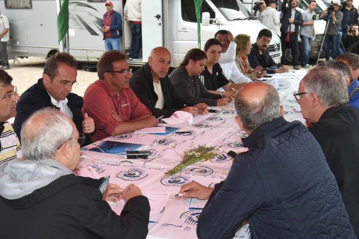 CHP\'li Tezcan: Genel Başkanımıza Yönelik Atılacak Herhangi Bir Adımda Gök Kubbeyi Dar Ederiz (1)
