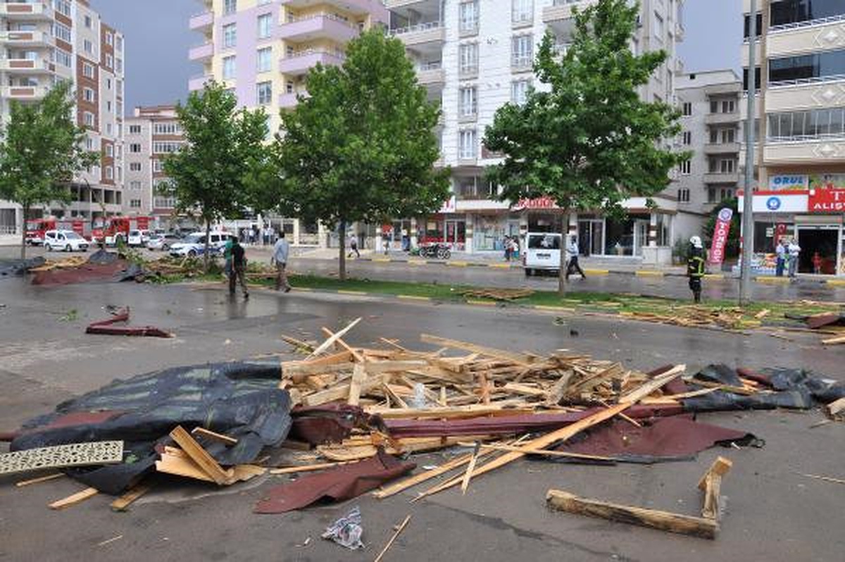 Dha Yurt: Nizip\'te Fırtınada Uçan Çatılar Araçlara Zarar Verdi