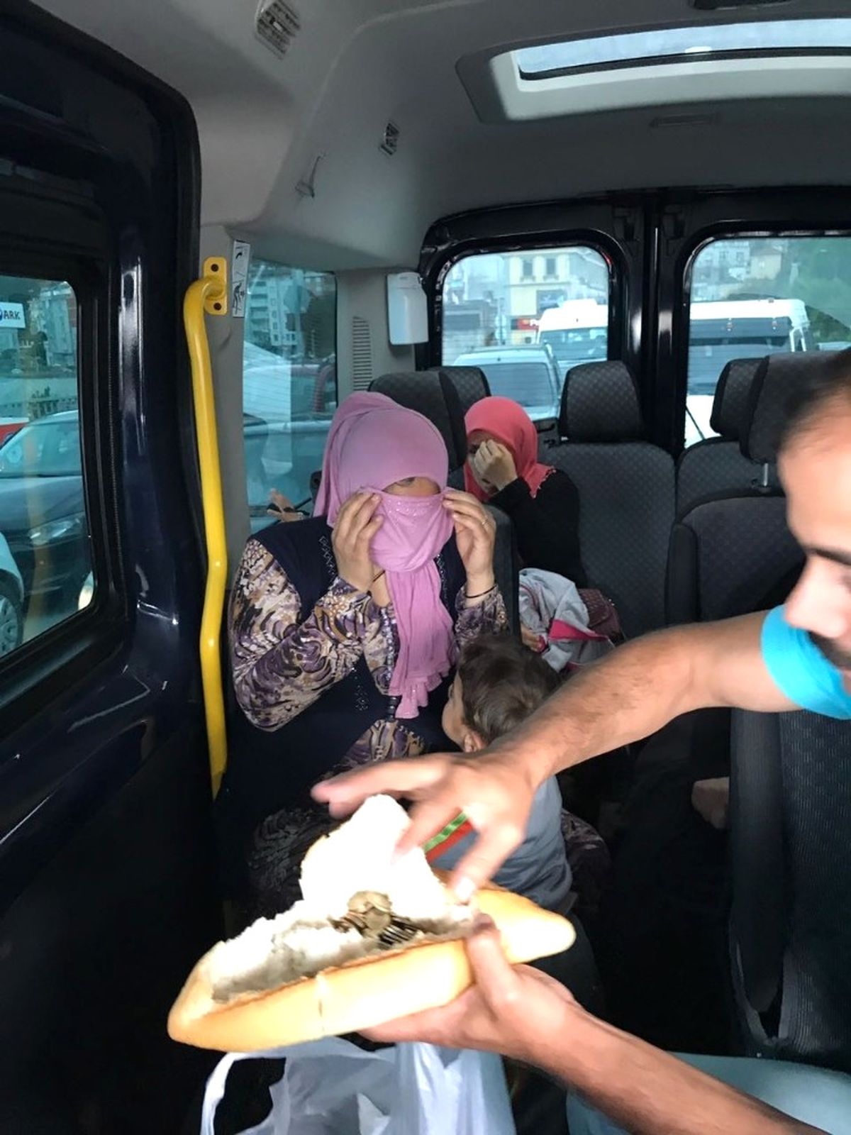 Dilencilikten Topladığı Paraları Ekmeğin İçine Saklamış