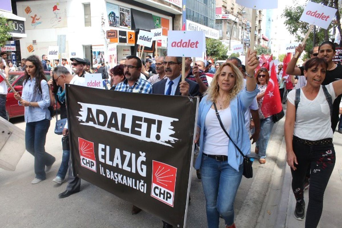Elazığ\'da CHP\'liler, Kılıçdaroğlu\'na Destek İçin Yürüdü