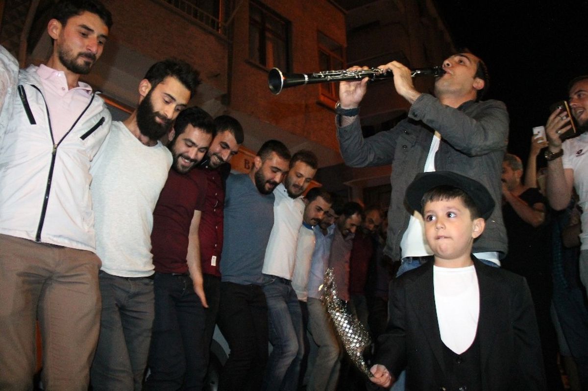 Elazığ\'da Davullu Klarnetli Sahur Halayı