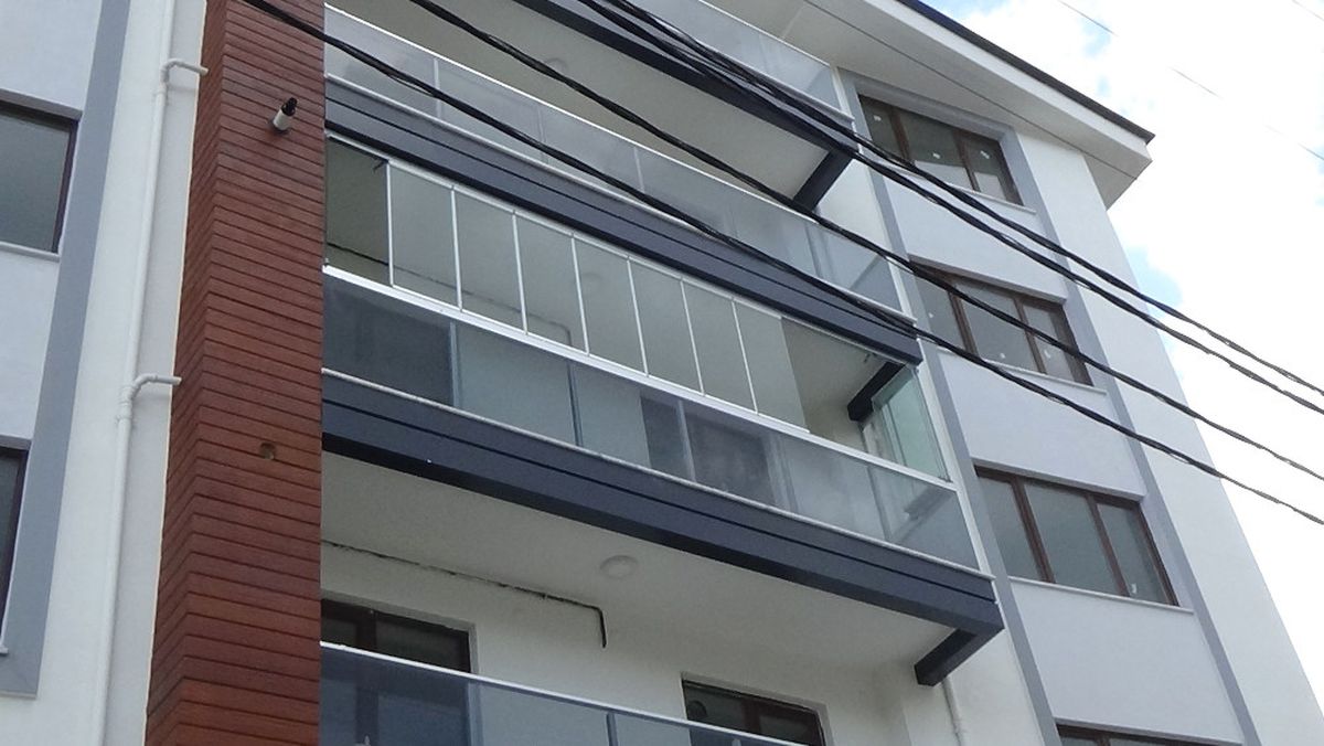 Elektrik Teline Takılan Metal Levhalardan Çarpıldı