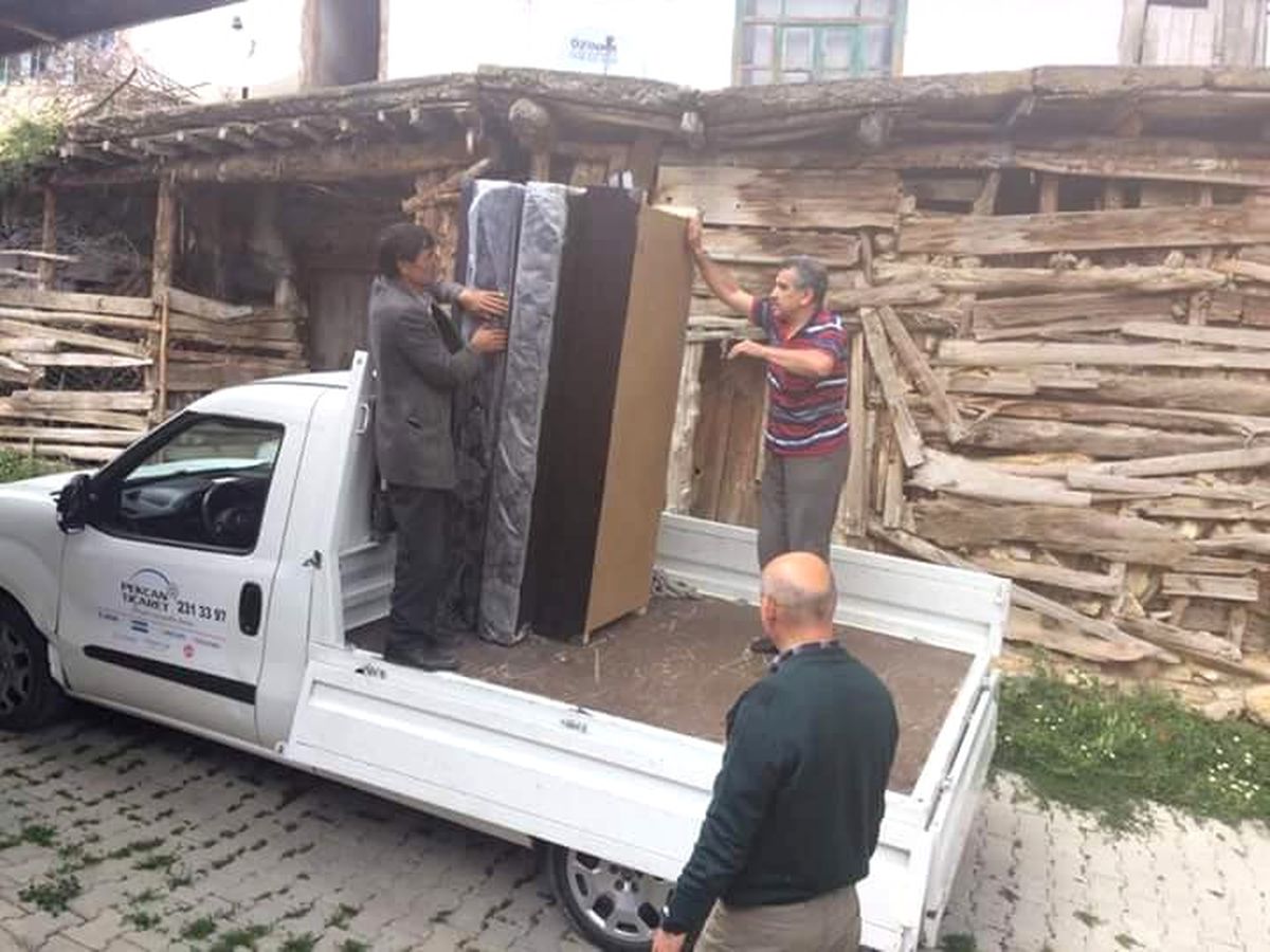 Eşyaları Yanan Aileye Manisa Büyükşehir\'den Yardım Eli