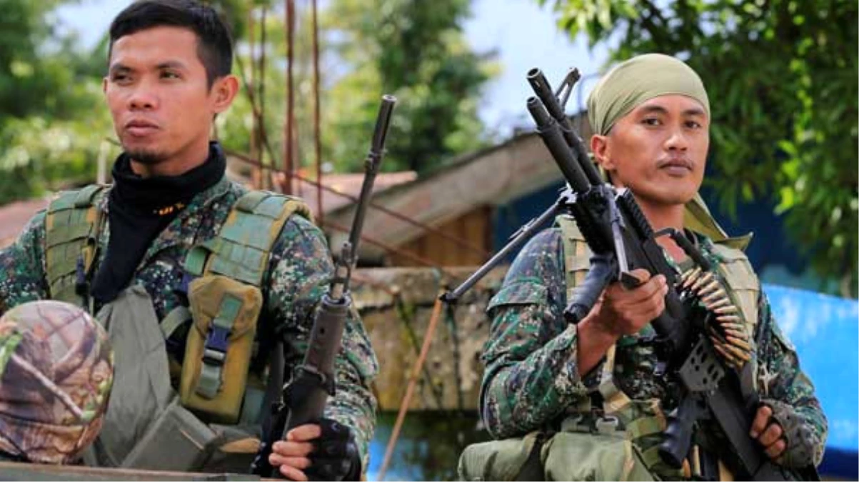 Filipinler\'de İsyancılar Köyü Bastı: 5 Kişi Rehin Alındı