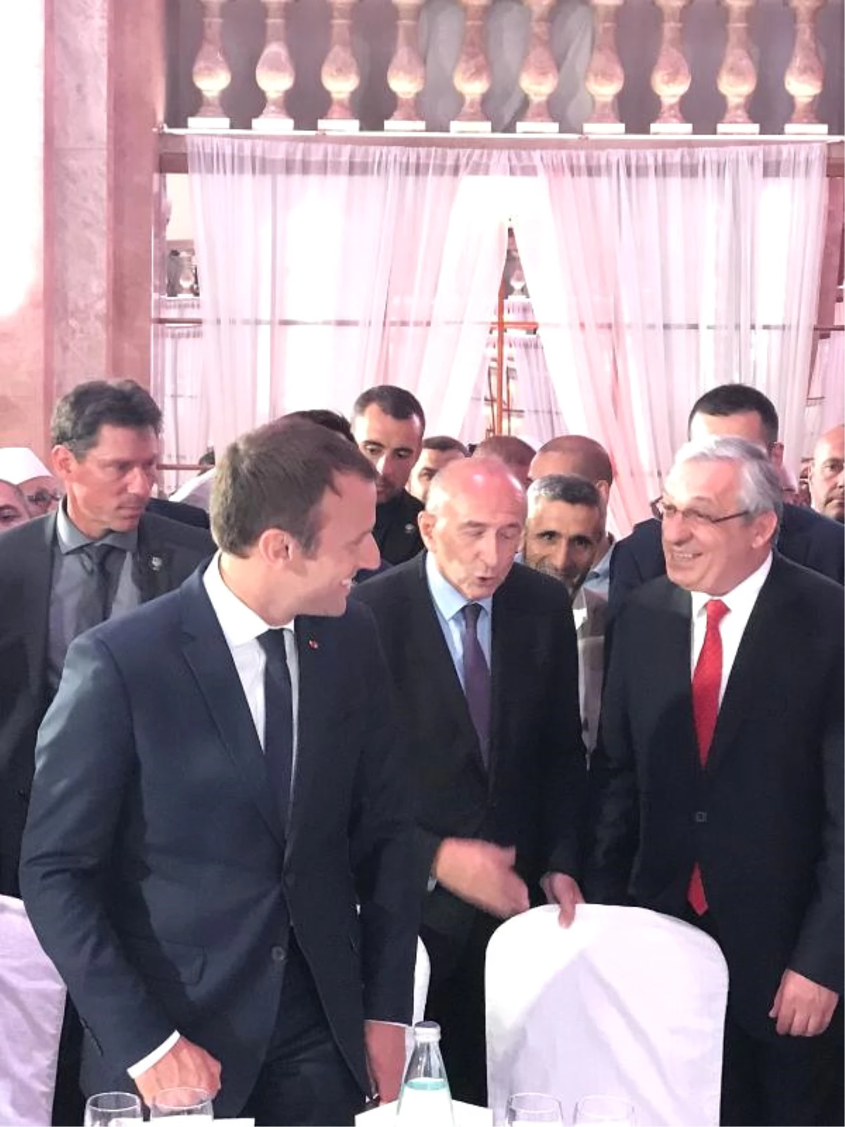 Fransa Cumhurbaşkanı Macron Paris\'te İftara Katıldı